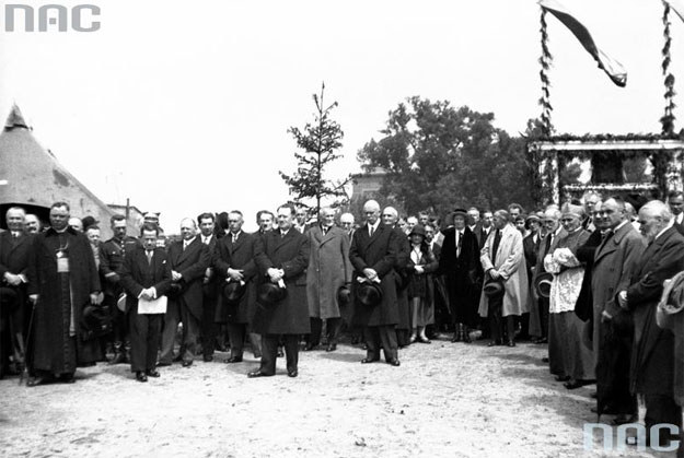 Uroczystość poświęcenia kamienia węgielnego pod budynek nowej siedziby Biblioteki Jagiellońskiej w Krakowie /Z archiwum Narodowego Archiwum Cyfrowego