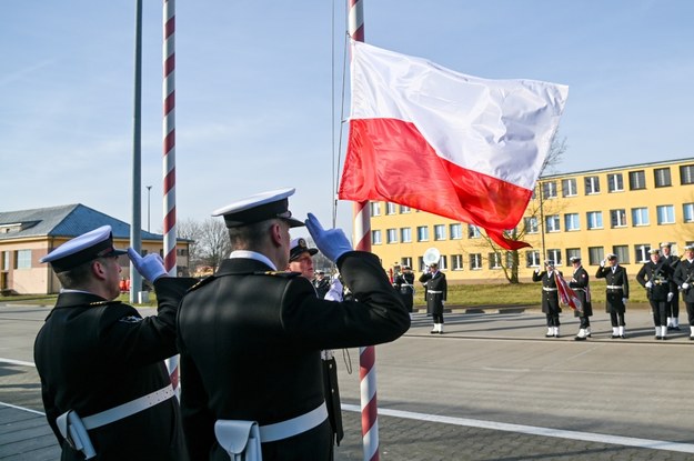 Uroczystość przekazania obowiązków dowódcy 8. Flotylli Obrony Wybrzeża w porcie wojennym w Świnoujściu /Marcin Bielecki /PAP