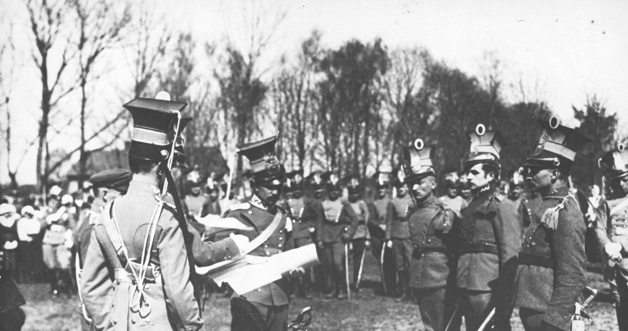 Uroczystość rozdania dyplomów ukończenia szkoły podchorążych przez legionistów. Dyplomy rozdaje pułkownik Władysław Belina-Prażmowski. Rok 1917 /Z archiwum Narodowego Archiwum Cyfrowego