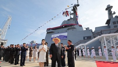 Uroczystość w cieniu wątpliwości. Kim Dzong Un na wodowaniu niszczyciela