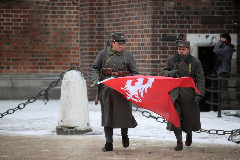 Uroczystość wywieszenia chorągwi Powstania Wielkopolskiego na wieży Bazyliki Mariackiej w Krakowie /	Łukasz Gągulski /PAP