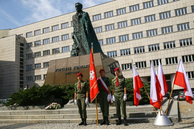 Uroczystość złożenia kwiatów pod pomnikiem Wojciecha Korfantego na placu Sejmu Śląskiego w Katowicach /Zbigniew Meissner /PAP