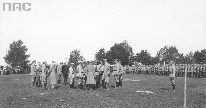 Uroczystość złożenia przysięgi przez żołnierzy Legionów Polskich. Generał Rajmund Baczyński wydaje rozkazy oficerom legionowym po złożeniu przysięgi na Błoniach Krakowskich, 04.09.1914 /Z archiwum Narodowego Archiwum Cyfrowego