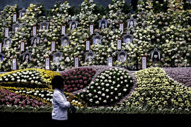Uroczystości ku pamięci ofiar katastrofy /PAP/EPA/JEON HEON-KYUN /PAP/EPA