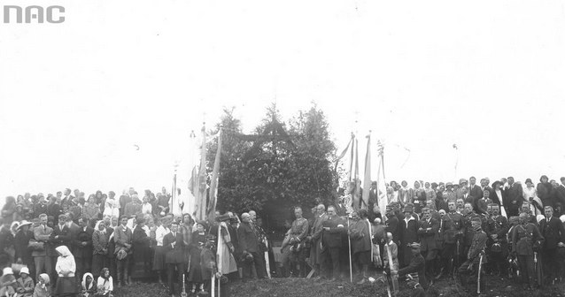 Uroczystości na polu bitwy pod Zadwórzem - sierpień 1926 r. W środku gen. Władysław Sikorski /Z archiwum Narodowego Archiwum Cyfrowego