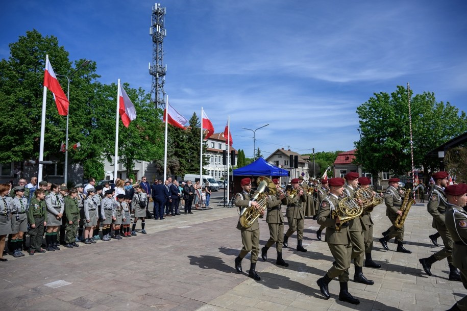 Uroczystości pod Pomnikiem Nieznanego Żołnierza w Brzesku /Paweł Topolski /PAP
