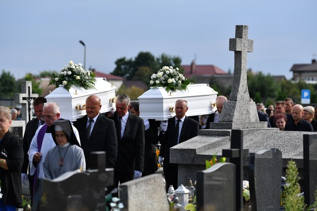 Uroczystości pogrzebowe 38-latki i jej 4-letniej córki na Cmentarzu Parafialnym w Daleszycach /Piotr Polak /PAP