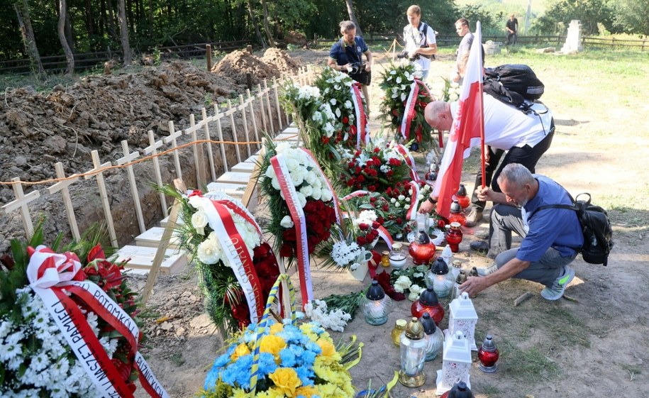 Uroczystości pogrzebowe ekshumowanych ofiar zbrodni wołyńskiej w dawnej wsi Puźniki /Wojciech Olkusnik  /East News