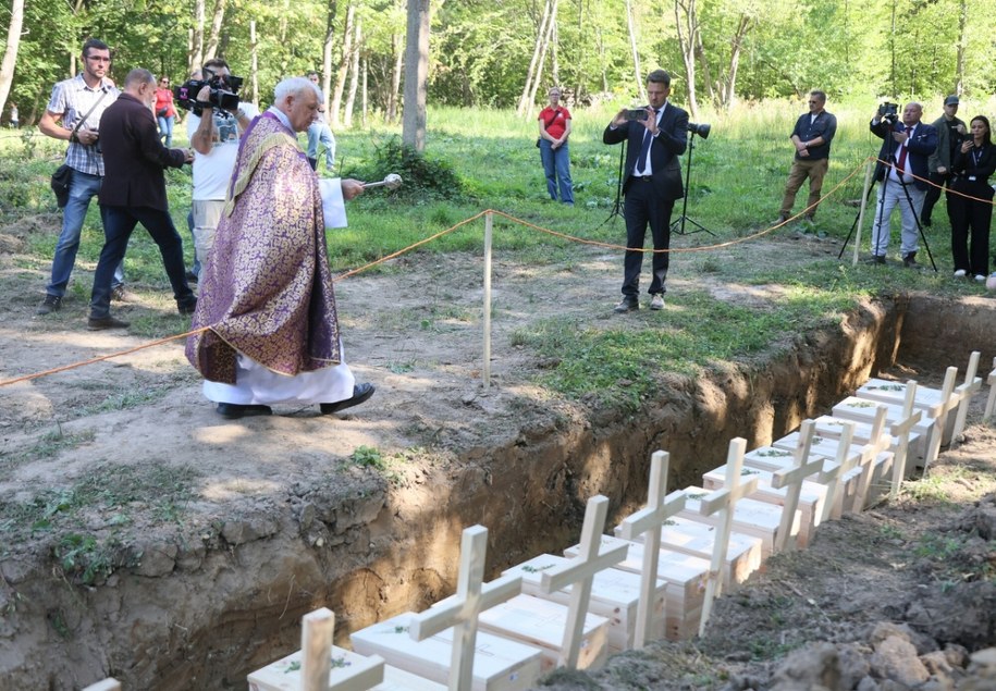 Uroczystości pogrzebowe ekshumowanych ofiar zbrodni wołyńskiej w dawnej wsi Puźniki /Wojciech Olkusnik  /East News