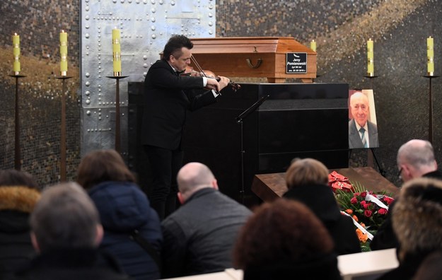 Uroczystości pogrzebowe Jerzego Pomianowskiego w domu pogrzebowym na Cmentarzu Wojskowym na warszawskich Powązkach /Bartłomiej Zborowski /PAP