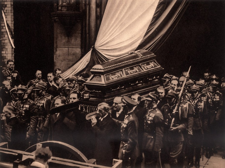 Uroczystości pogrzebowe marszałka Józefa Piłsudskiego. 15 maja trumnę przewieziono do katedry św. Jana Chrzciciela, gdzie 16 maja została odprawiona msza pontyfikalna. Na zdj. trumna niesiona przez ministrów opuszcza świątynię. Kondukt żałobny przemaszeruje na Pole Mokotowskie. / 	Archiwum Marian Leśniewski    /PAP