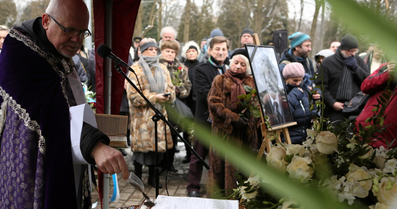 Uroczystości pogrzebowe Mieczysława Święcickiego odbyły się w Alei Zasłużonych na Cmentarzu Rakowickim w Krakowie /Stanisław Rozpędzik /PAP