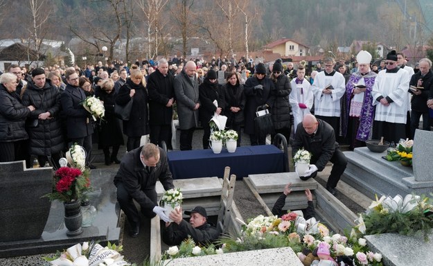 Uroczystości pogrzebowe na cmentarzu przy ul. Beskidzkiej w Szczyrku / 	Andrzej Grygiel    /PAP