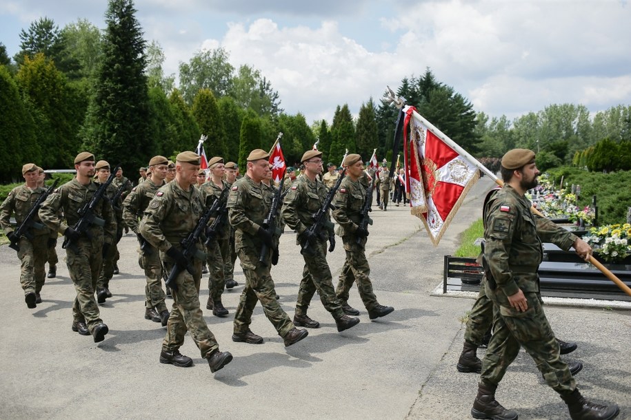 Uroczystości pogrzebowe na katowickim cmentarzu /Zbigniew Meissner /PAP