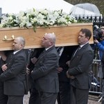 Uroczystości pogrzebowe Stephena Hawkinga. Symboliczne kwiaty na trumnie