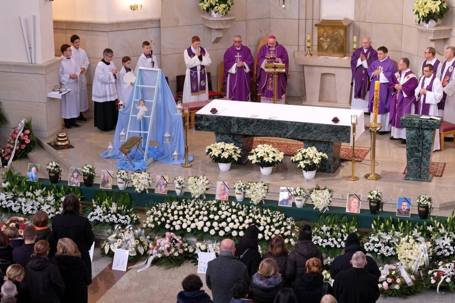 Uroczystości pogrzebowe w kościele pw. św. Apostołów Piotra i Pawła w Szczyrku /Andrzej  Grygiel /PAP