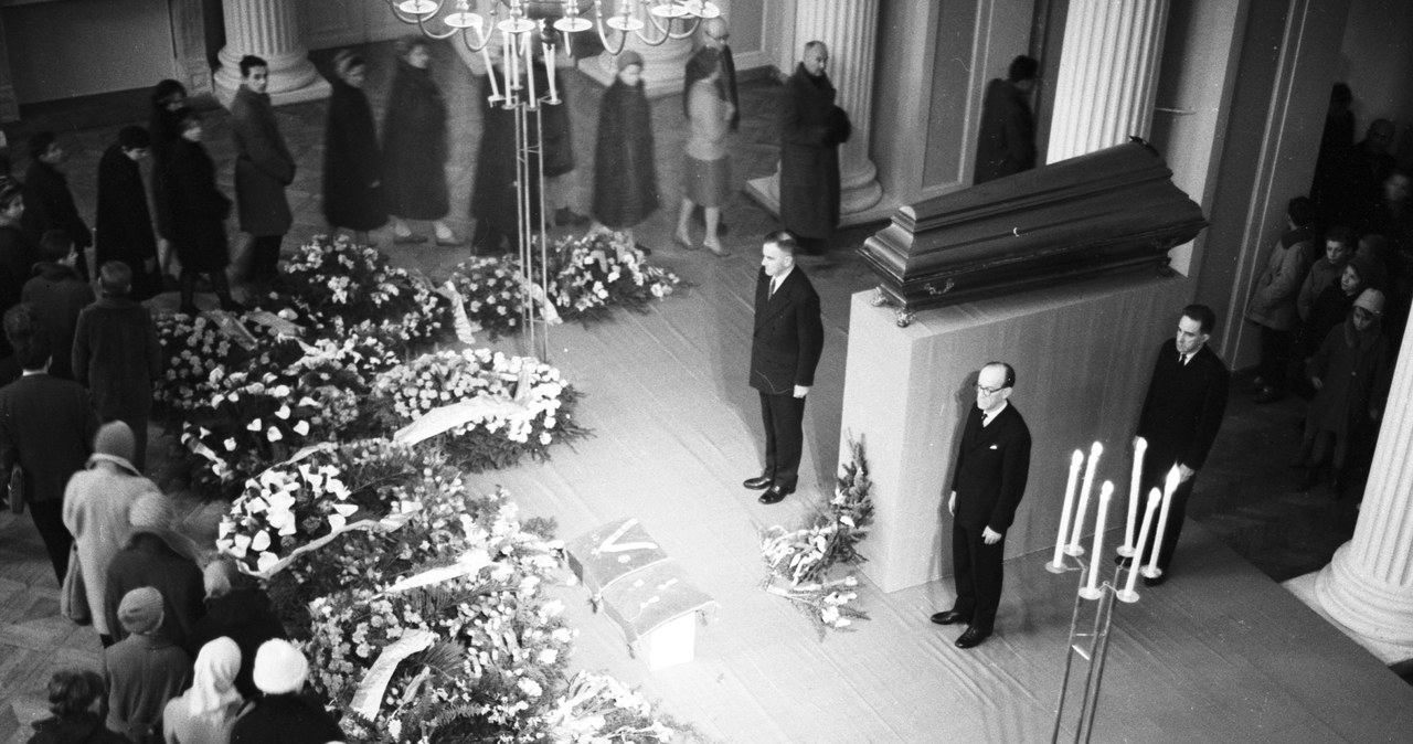 Uroczystości pogrzebowe Władysława Broniewskiego w Warszawie, 1962 rok /Z archiwum Narodowego Archiwum Cyfrowego