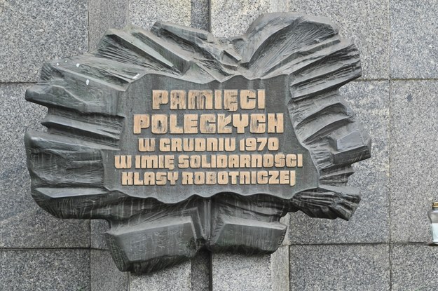 Uroczystości przed bramą Stoczni Szczecińskiej /	Marcin Bielecki   /PAP