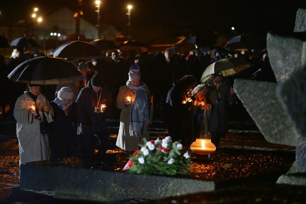 Uroczystości przed pomnikiem ofiar obozu na terenie byłego niemieckiego nazistowskiego obozu koncentracyjnego i zagłady Auschwitz-Birkenau w Oświęcimiu /Jarek Praszkiewicz /PAP