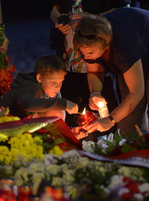 Uroczystości przed pomnikiem "Polegli Niepokonani" na wolskim cmentarzu /PAP/Radek Pietruszka    /PAP