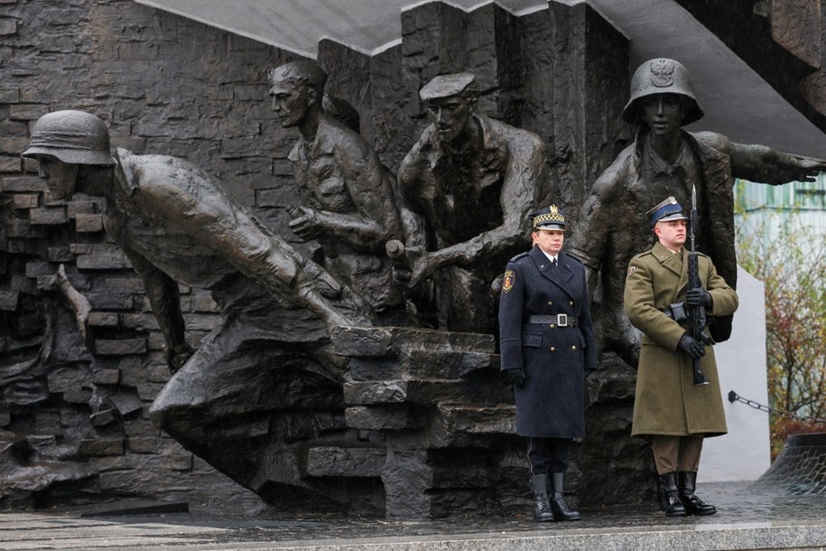 Uroczystości przed pomnikiem Powstania Warszawskiego na Placu Krasińskich /Rafał Guz /PAP