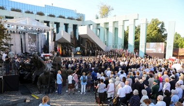 Uroczystości przed Pomnikiem Powstania Warszawskiego