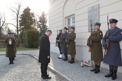 Uroczystości smoleńskie przed siedzibą MON