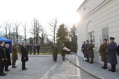 Uroczystości smoleńskie przed siedzibą MON