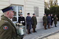 Uroczystości smoleńskie przed siedzibą MON