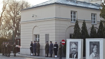 Uroczystości smoleńskie przed siedzibą MON