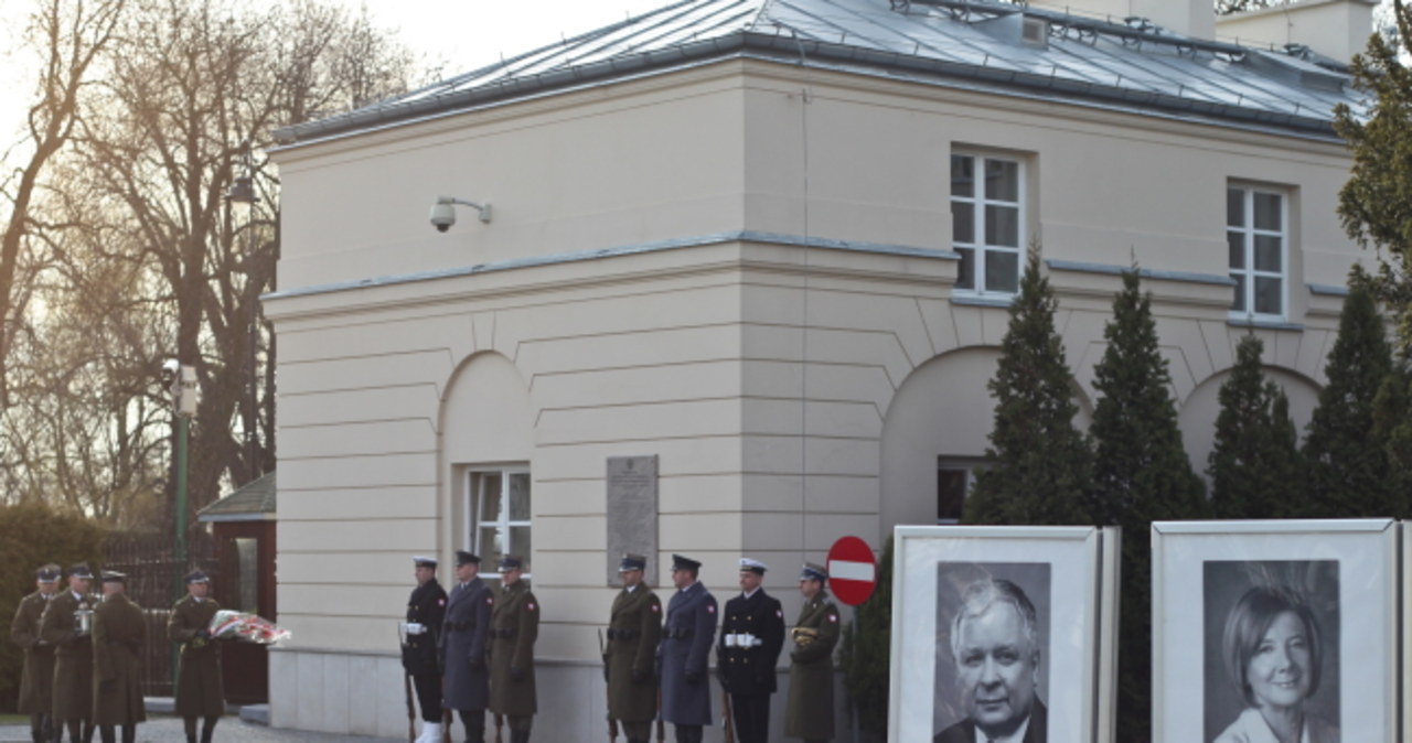 Uroczystości smoleńskie przed siedzibą MON