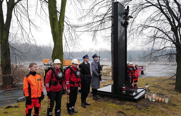 Uroczystości upamiętnienia ofiar katastrofy hali MTK w 14. rocznicę tragedii / 	Andrzej Grygiel    /PAP