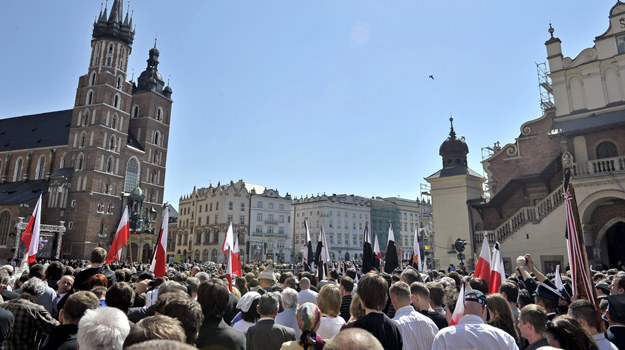 Uroczystości żałobne śledziły tysiące osób na krakowskim rynku, a miliony przed telewizorami /AKPA