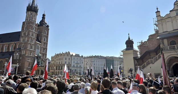 Uroczystości żałobne śledziły tysiące osób na krakowskim rynku, a miliony przed telewizorami /AKPA