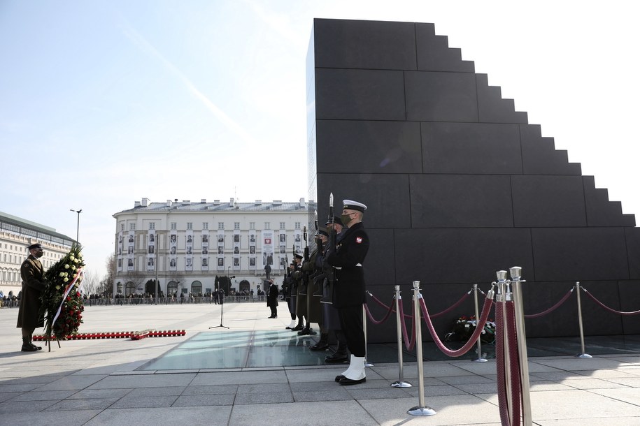 Uroczystości złożenia kwiatów pod pomnikiem Ofiar katastrofy smoleńskiej, na pl. Piłsudskiego w Warszawie, /Leszek Szymański /PAP