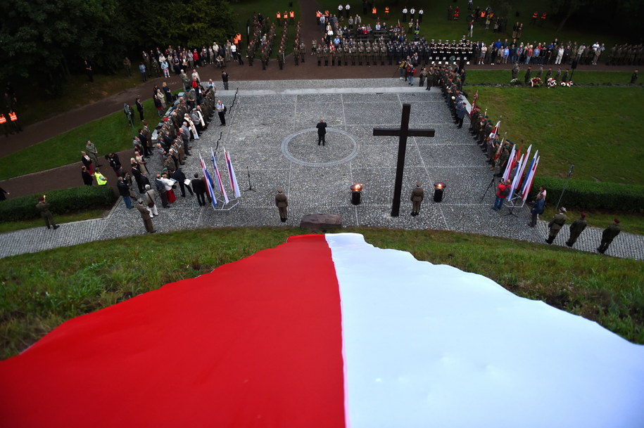 Uroczysty Apel Pamięci u stóp kopca Józefa Piłsudskiego w Krakowie /Jacek Bednarczyk /PAP