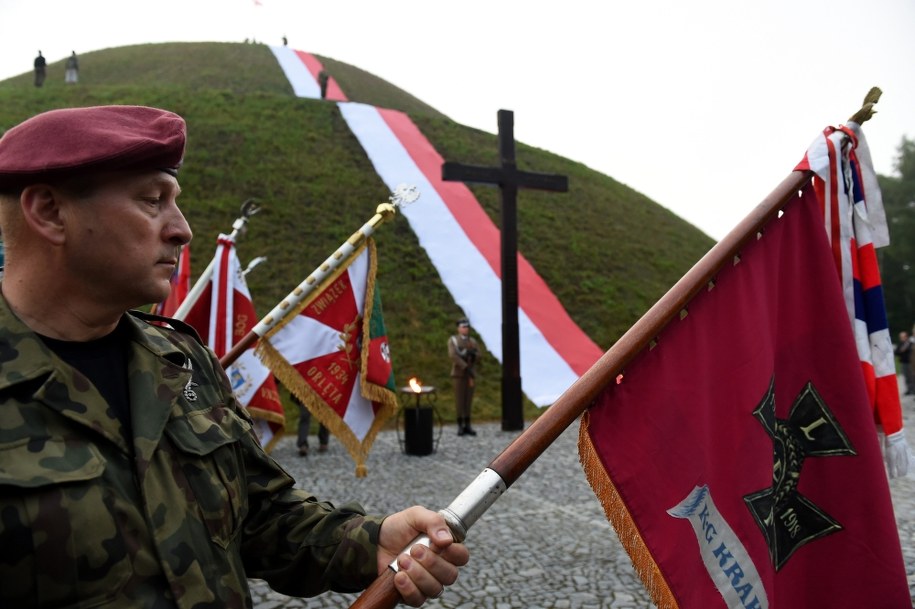 Uroczysty Apel Pamięci u stóp kopca Józefa Piłsudskiego w Krakowie /	Jacek Bednarczyk   /PAP