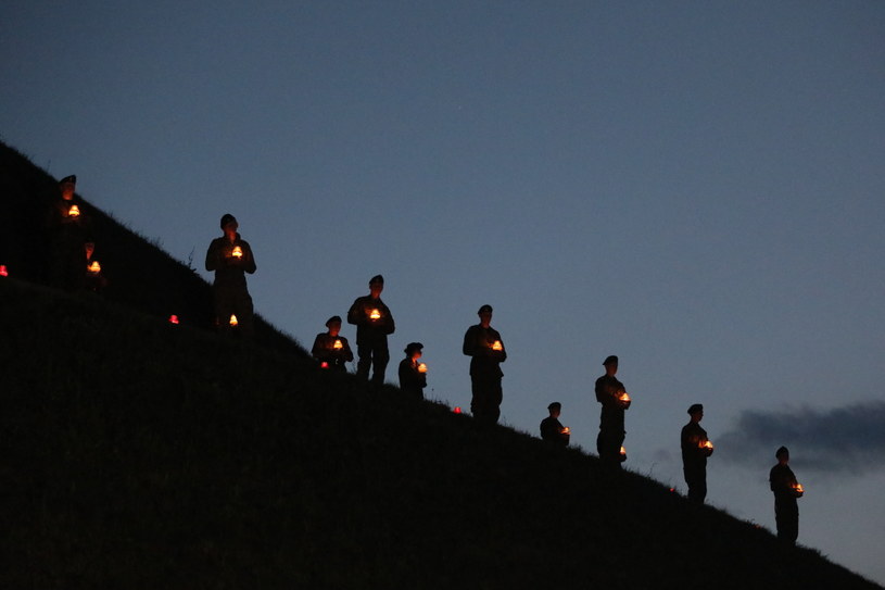 Uroczysty capstrzyk pod kopcem Piłsudskiego na wzgórzu Sowiniec, w ramach uroczystości związanych z 53. marszem szlakiem I kadrówki /	Jacek Bednarczyk   /PAP