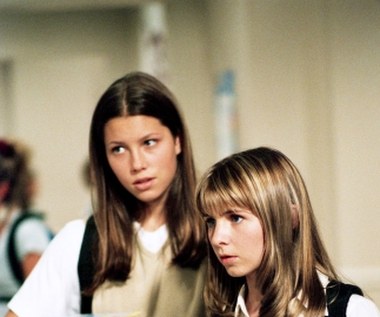 Urodzona w Minnesocie i wychowana w Kolorado przyszła gwiazda już jako mała dziewczynka występowała na scenie, między innymi w adaptacjach słynnych musicali "Annie" i "Dźwięki muzyki". Jej pierwszą dużą rolą w profesjonalnej produkcji była postać Mary Camden w serialu "Siódme niebo" (Biel wcielała się w nią w latach 1996 - 2003 i w ostatnim sezonie, emitowanym w 2006 r.).