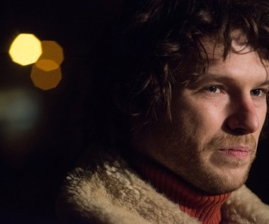 Urodzony 29 marca 1943 roku w Berlinie, Jan Banaś był synem Ślązaczki z Katowic i niemieckiego oficera - słynnego piłkarza Paula Helmiga. Gdy jego ojciec zaginął na froncie wschodnim, matka wraz z chłopcem wróciła na Śląsk. Sportowa kariera Banasia zaczęła się w 1954 roku w Mikołowie. Kilka lat później jako nastolatek z drużyną Zrywu Chorzów został mistrzem Polski juniorów. W wieku 19 lat trafił do Polonii Bytom, a dwa lata później w meczu z Czechosłowacją zadebiutował w reprezentacji Polski.