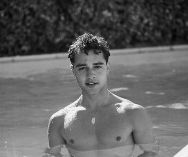 Urodzony w rodzinie o włoskich korzeniach Mineo od najmłodszych lat zainteresowany był aktorstwem i tańcem. W 1951 roku debiutował w sztuce "Tatuowana róża" według Tennessee'ego Williamsa. Z kolei w musicalu "Król i ja" uczył się aktorstwa od Yula Brynnera. Jako nastolatek zaczął pojawiać się w telewizji. W 1955 roku zagrał swoją pierwszą rolę w filmie fabularnym - w "Prywatnej wojnie majora Bensona" - gdzie wystąpił obok Charltona Hestona.