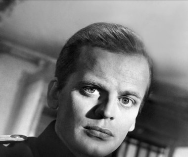 Urodzony w Sopocie Nikolaus Nakszycki był synem farmaceuty Bruno Nakszyńskiego, Polaka z pochodzenia, i córki niemieckiego pastora Susanne Lutze. Na początku lat 30. XX wieku rodzina Kinskich przeniosła się do Berlina. Po ucieczce z Wermachtu, Kinski przyłączył się do wędrownej trupy teatralnej, by na początku lat 50. zawędrować gdzieś na meandry świata filmowego.