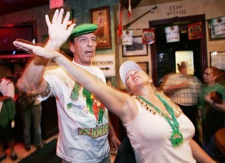Urok irlandzkiego pubu polega też na tym, że tańczą wszyscy: starzy, młodzi... /AFP