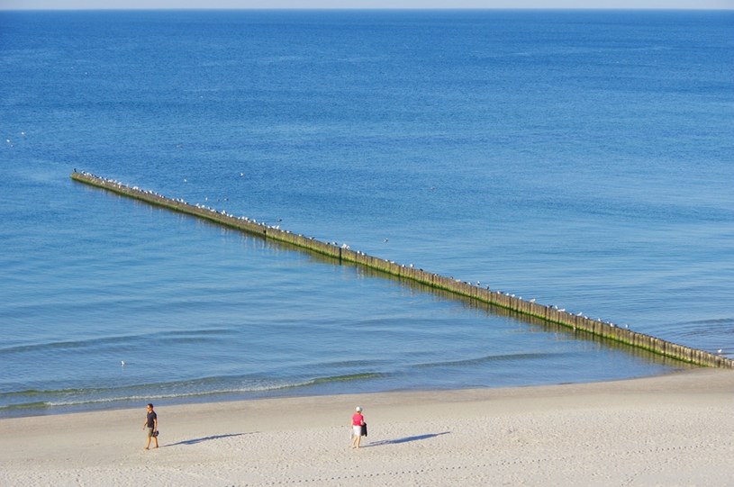 Urokliwe knajpki, latarnia i szerokie plaże to znaki rozpoznawcze Ustki /East News