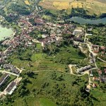 Urokliwe miasteczko między dwoma jeziorami. Łączy je podziemny tunel 