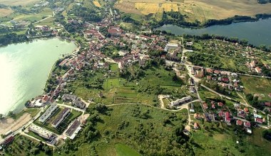 Urokliwe miasteczko między dwoma jeziorami. Łączy je podziemny tunel 