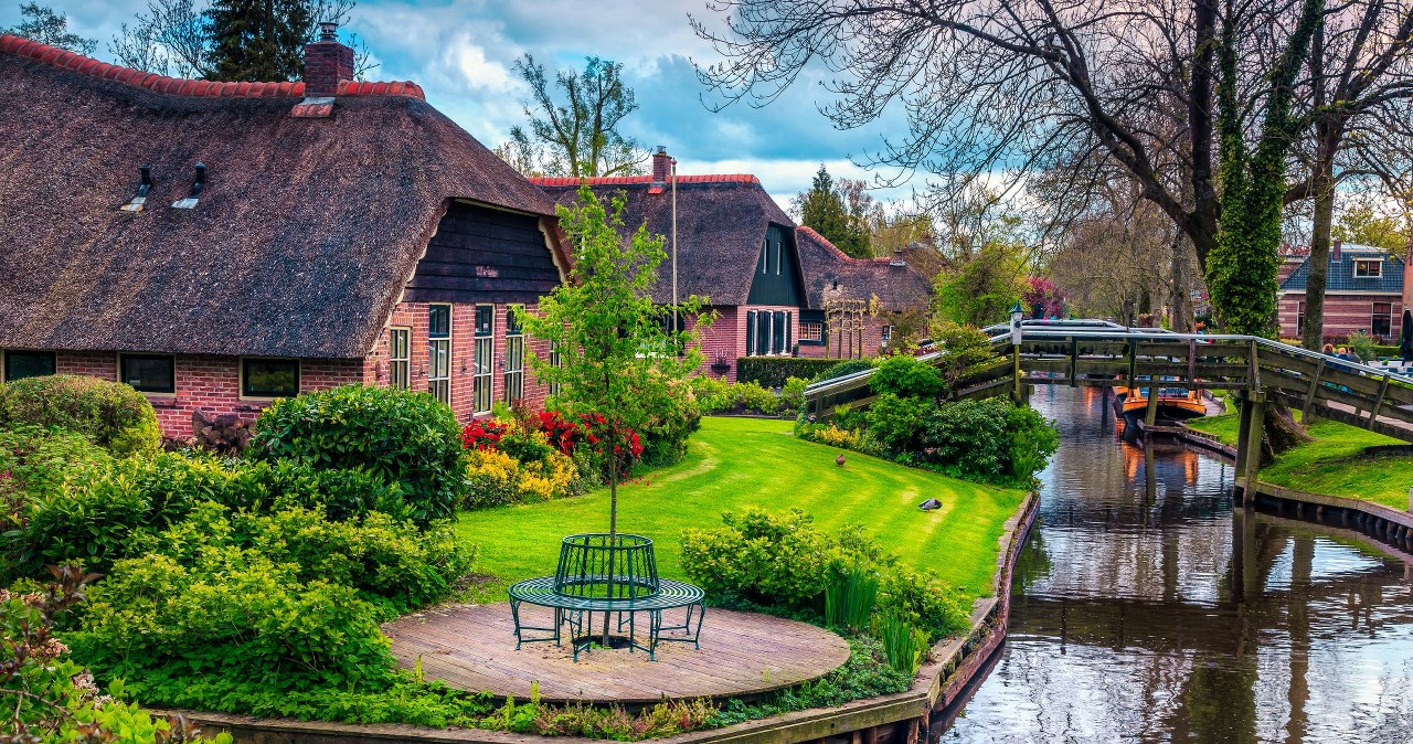 Urokliwy kraj z pięknymi wsiami i polami tulipanów został uznany za najbezpieczniejszy na świecie /123RF/PICSEL