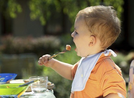 Urozmaicanie smaku i aromatu posiłków to najlepszy sposób, by wychować smakosza /ThetaXstock