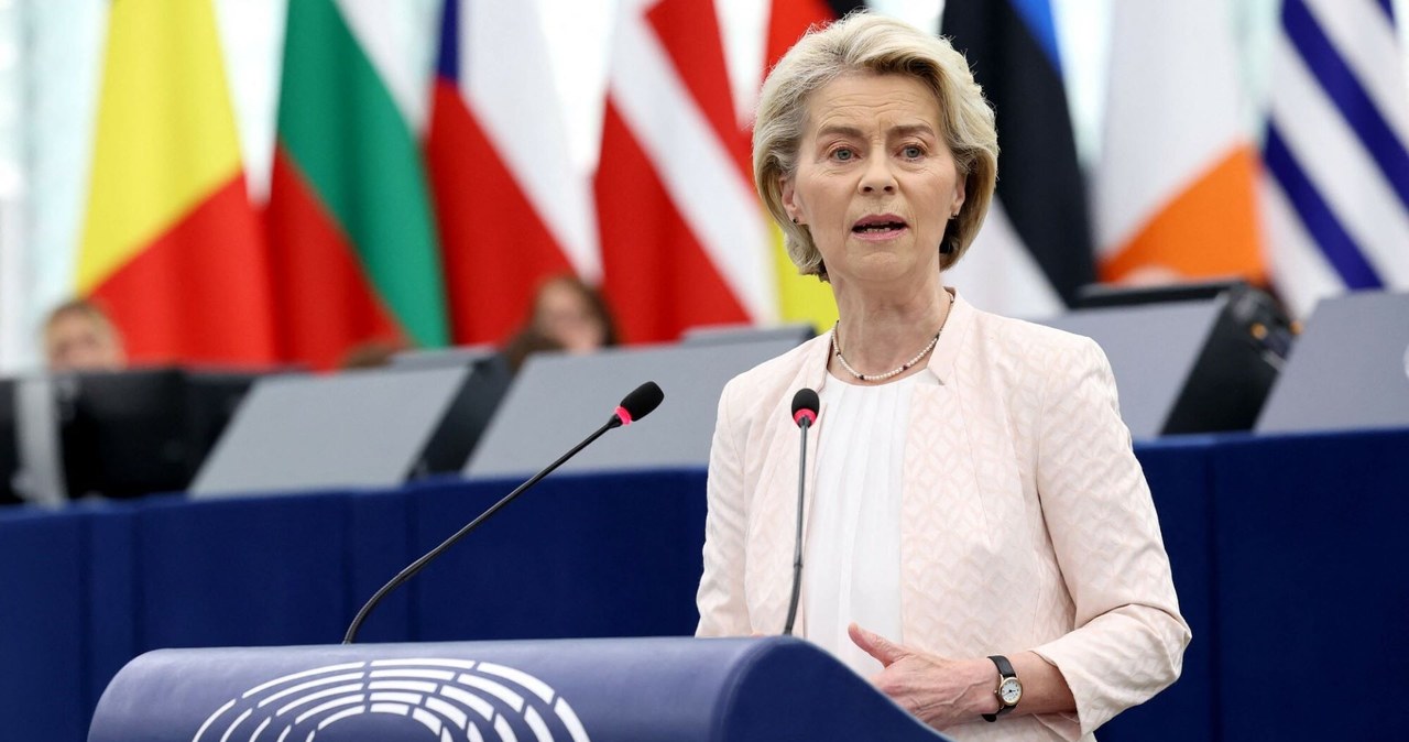 Ursula von der Leyen ponownie została wybrana na przewodniczącą Komisji Europejskiej. Na konferencji prasowej odniosła się do kwestii unijnego zakazu sprzedaży silników spalinowych. /FREDERICK FLORIN/AFP/East News /