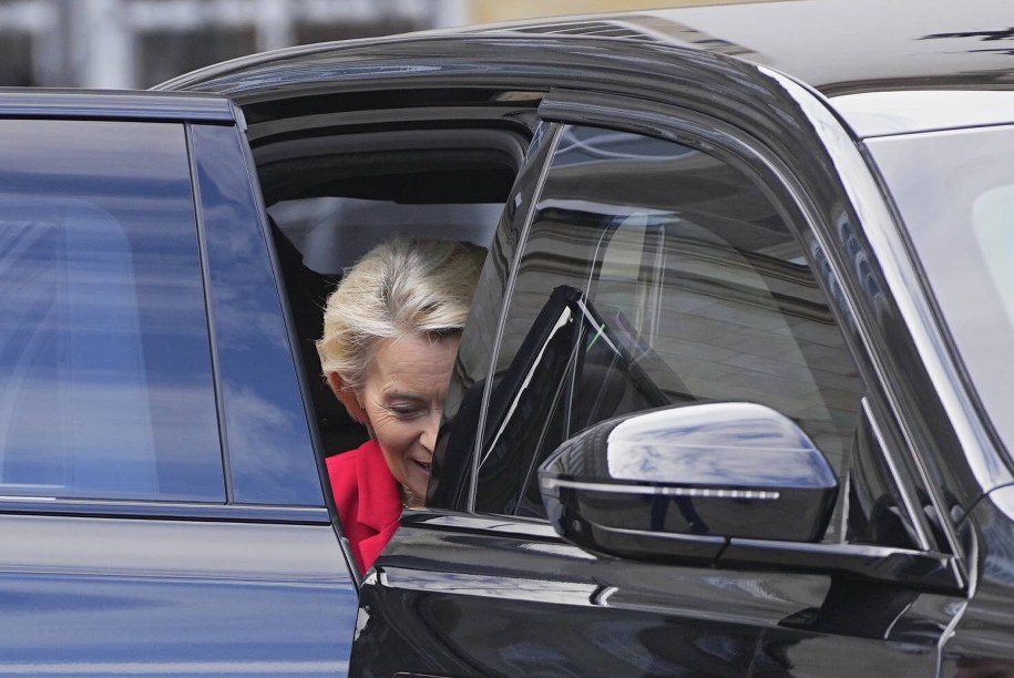 Ursula von der Leyen wysiadająca z auta w Kopenhadze; szefowej KE problem ładowania elektryków akurat nie dotyczy /THOMAS TRAASDAHL /PAP/EPA